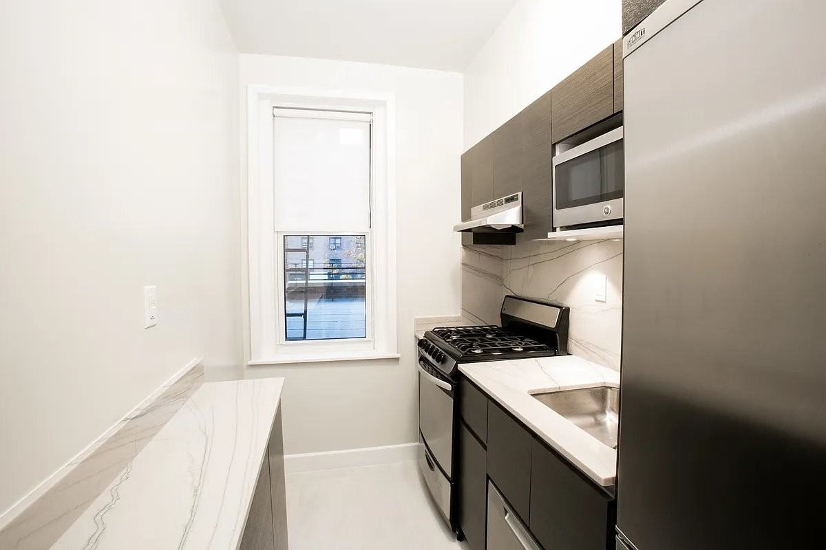 W 18th St #3M - Photo 2 of 7