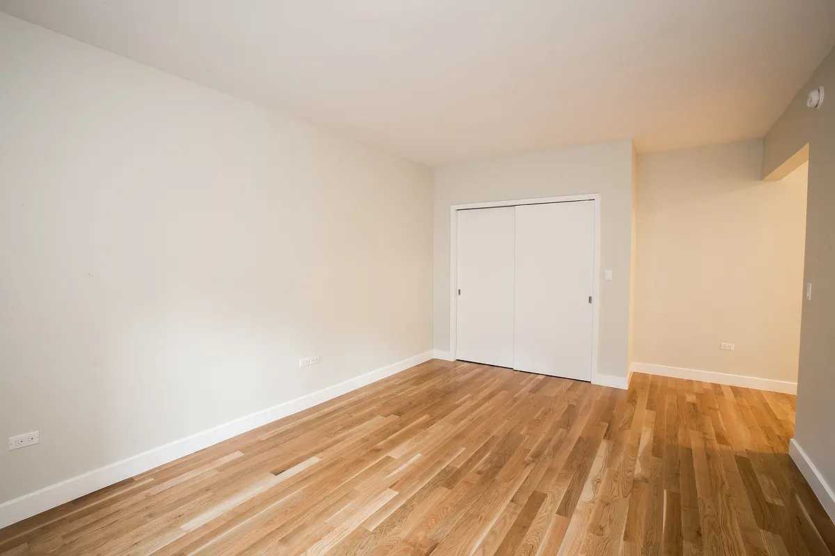 W 18th St #3M - Photo 4 of 7