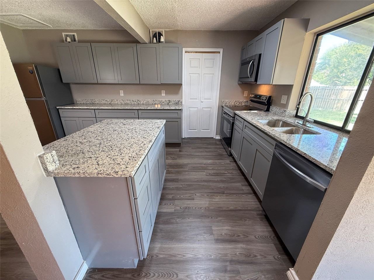 1434 Lavendale Ln - Photo 6 of 18
