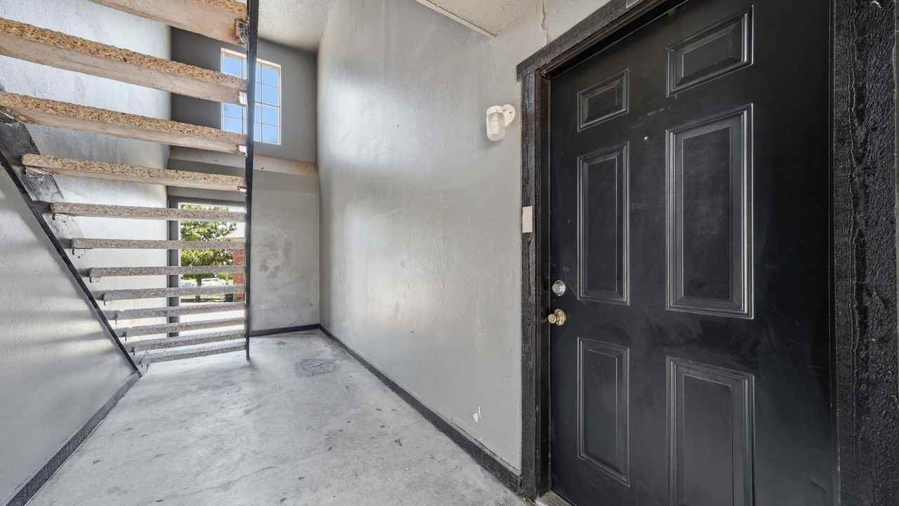 1605 Mary K Ln - Photo 2 of 16