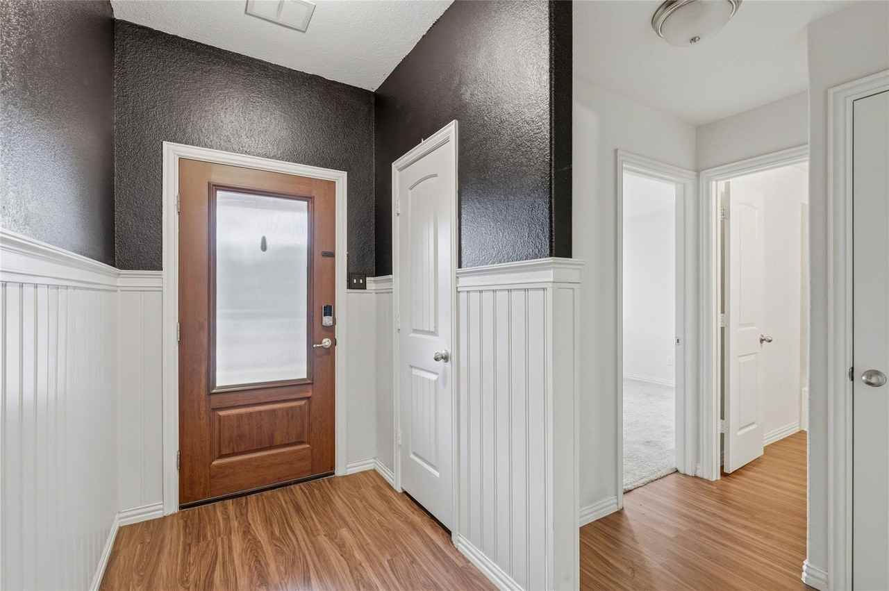 903 Spruce Ln - Photo 4 of 22
