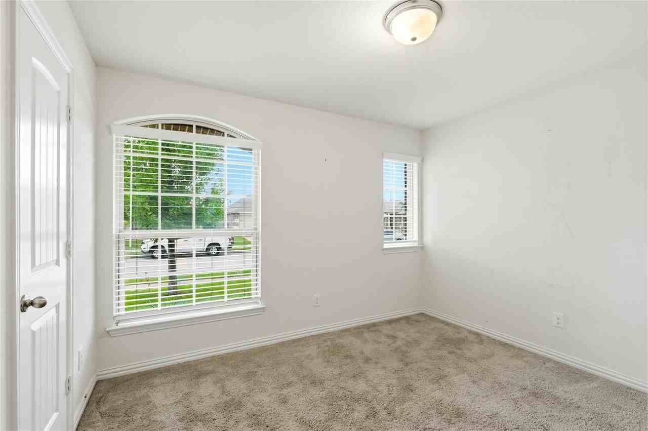 903 Spruce Ln - Photo 5 of 22