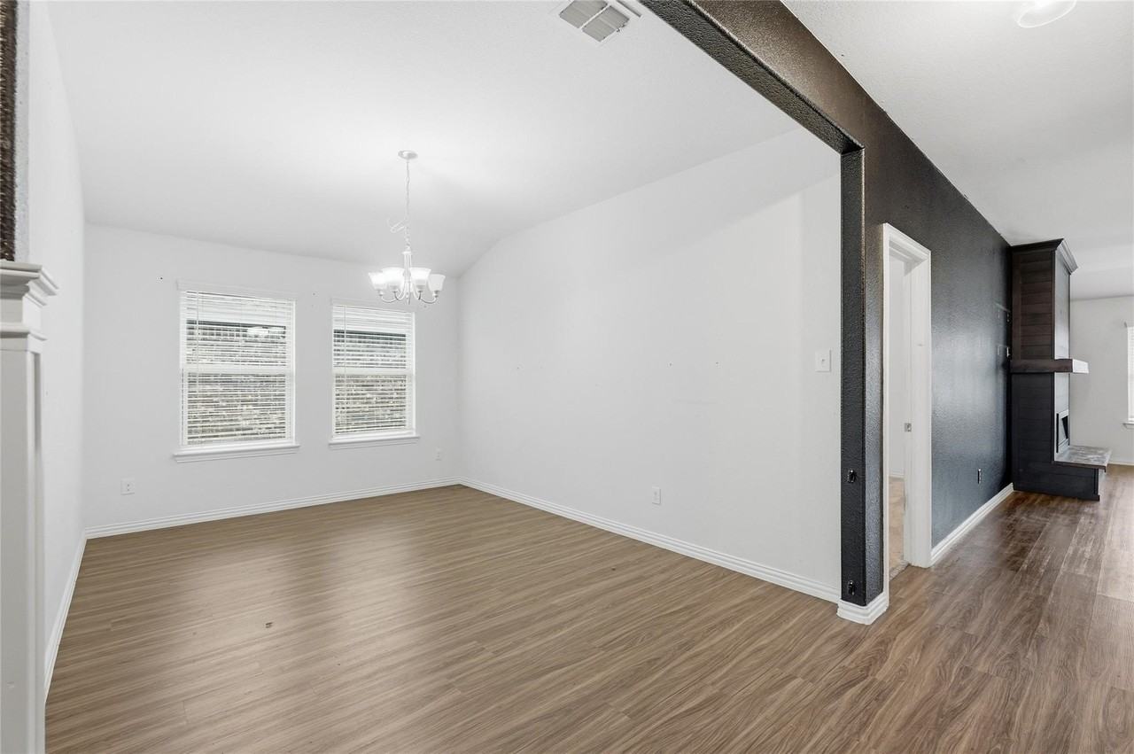 903 Spruce Ln - Photo 7 of 22