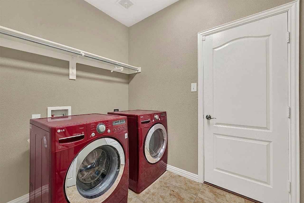 8120 Holliday Rd - Photo 7 of 33