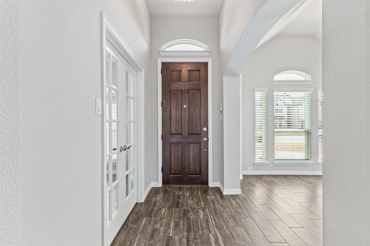 5821 Humber Lane - Photo 4 of 39