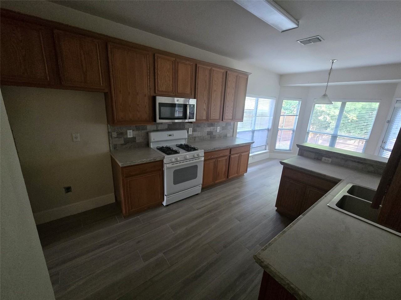 8405 Luzerne Dr - Photo 3 of 20