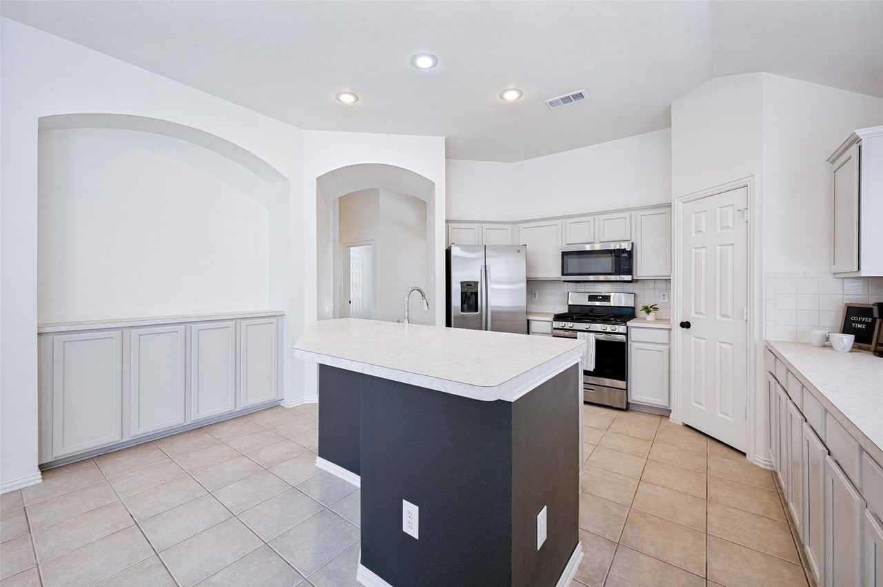 1343 Bent Tree Dr - Photo 6 of 18