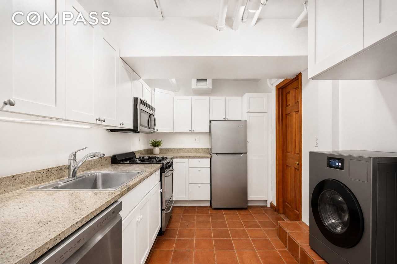 119 Bank St #B - Photo 2 of 18