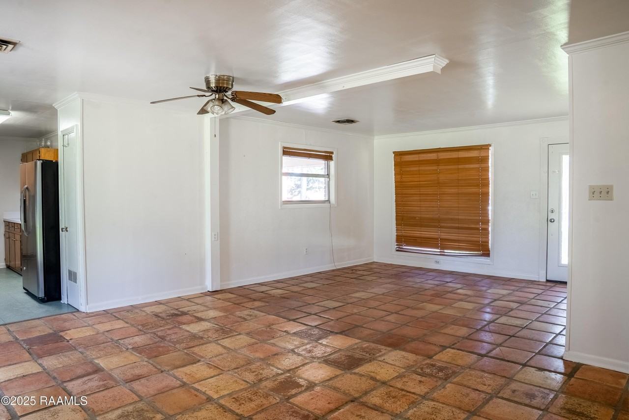213 Birch Dr - Photo 4 of 23