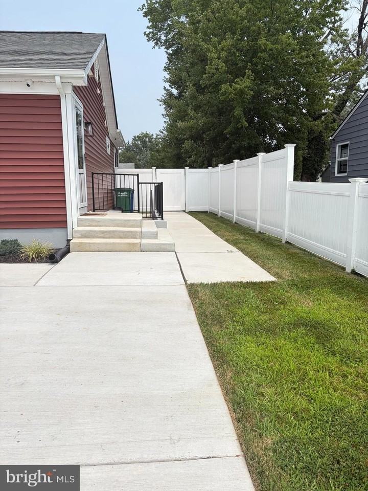 143 Bannister Ave - Photo 3 of 13
