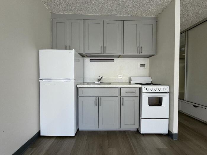 747 Amana St - Photo 3 of 5