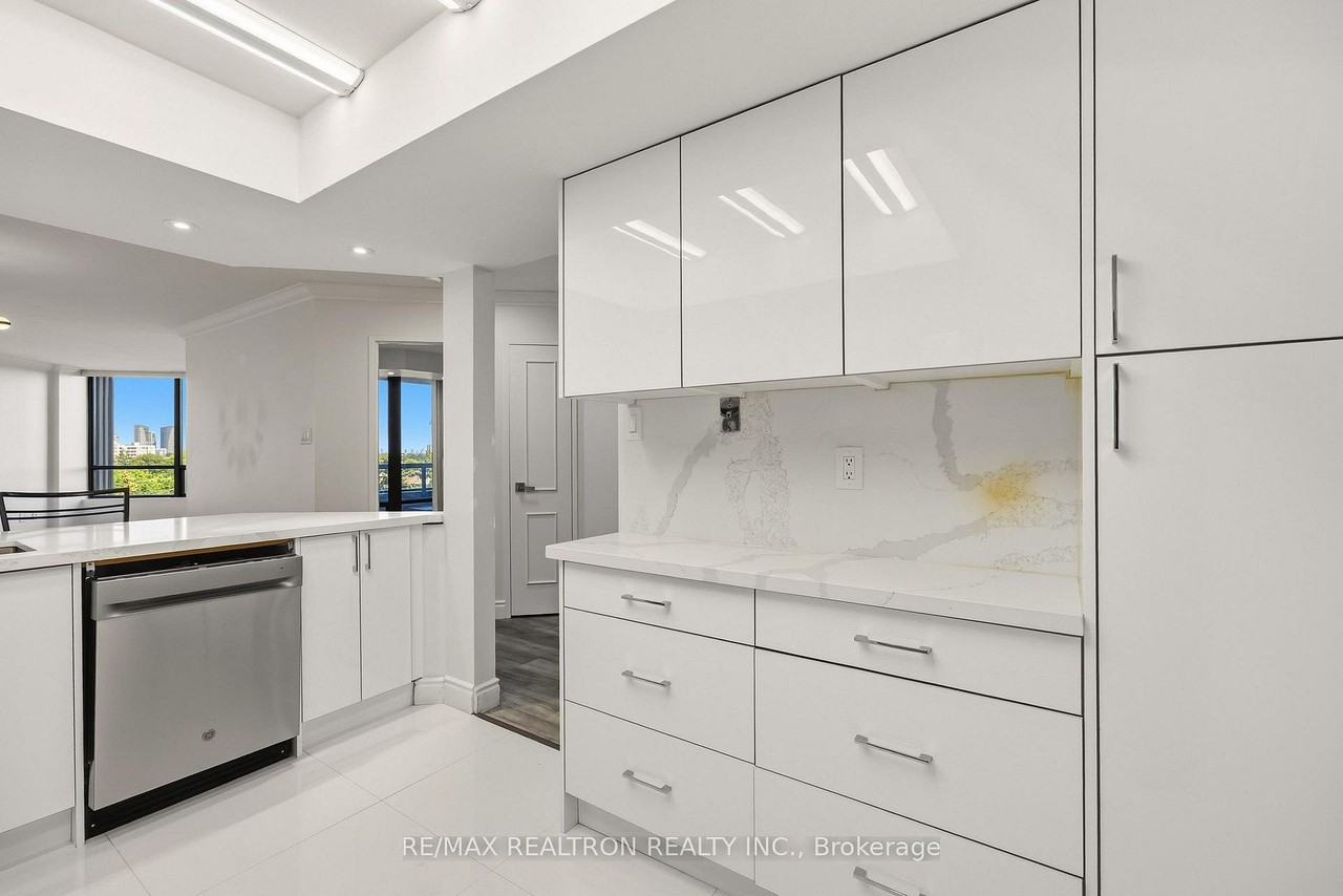 7440 Bathurst St - Photo 6 of 16