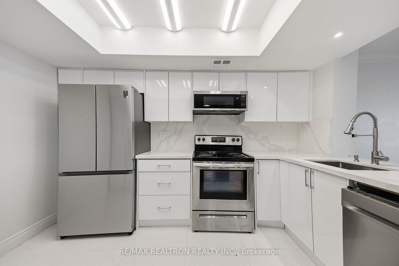 7440 Bathurst St - Photo 5 of 16