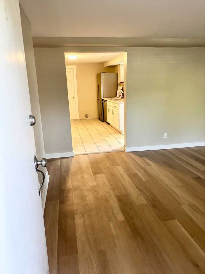 318 S Dale Ct - Photo 4 of 11