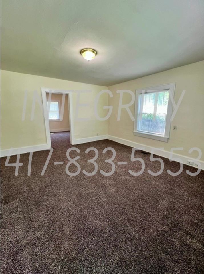 2326 North Franklin Avenue - Photo 3 of 8