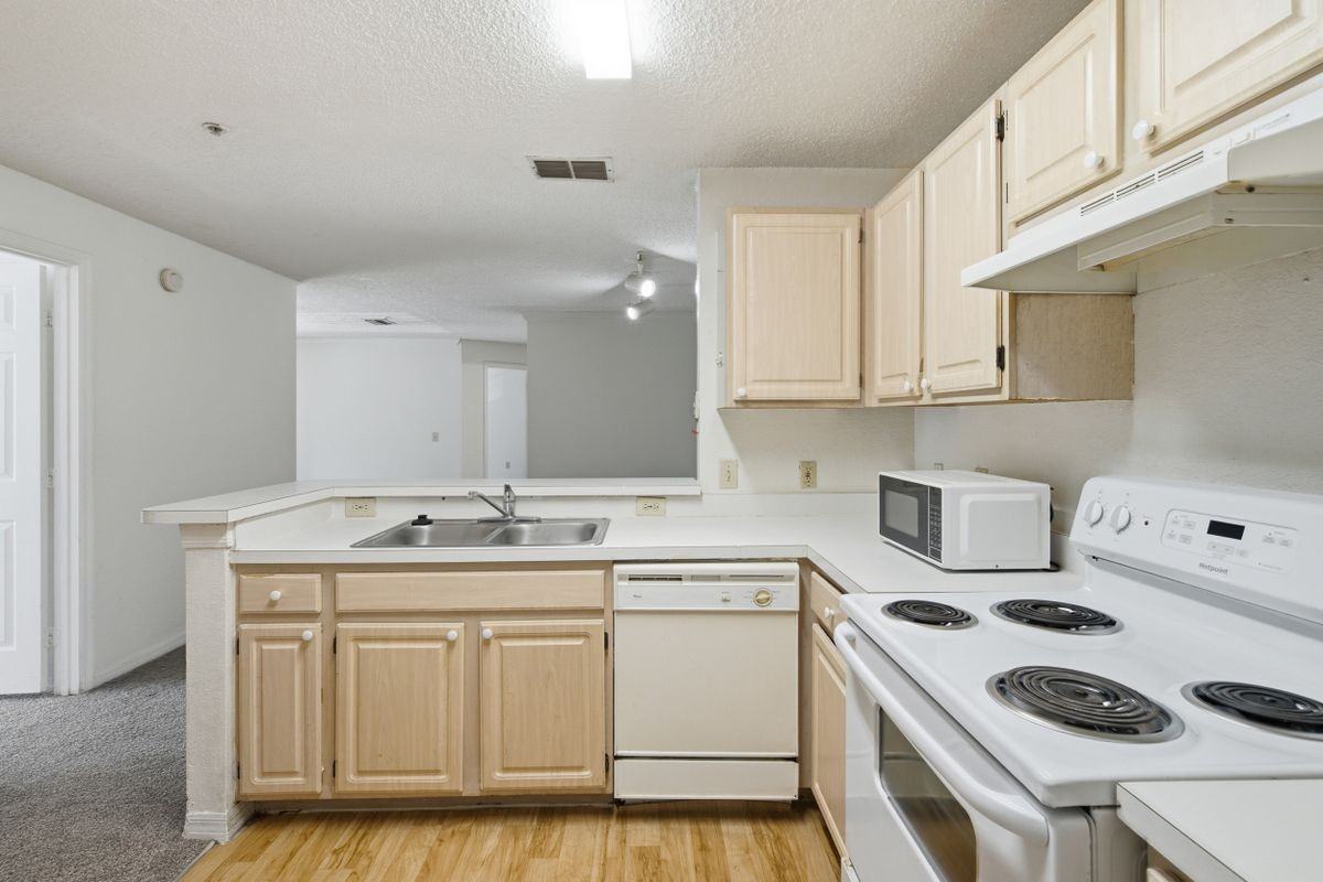 4240 Summer Landing Dr ##207 - Photo 5 of 28
