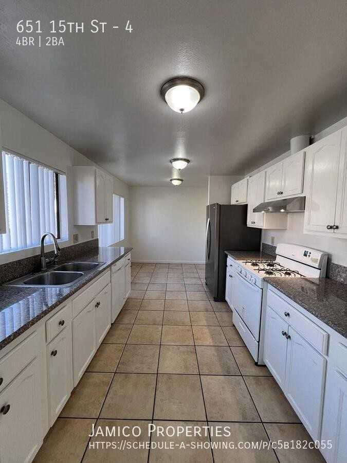 651 W 15th St #4 - Photo 6 of 9