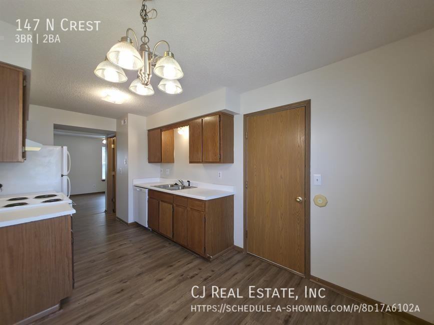 147 N Crest Dr - Photo 3 of 11