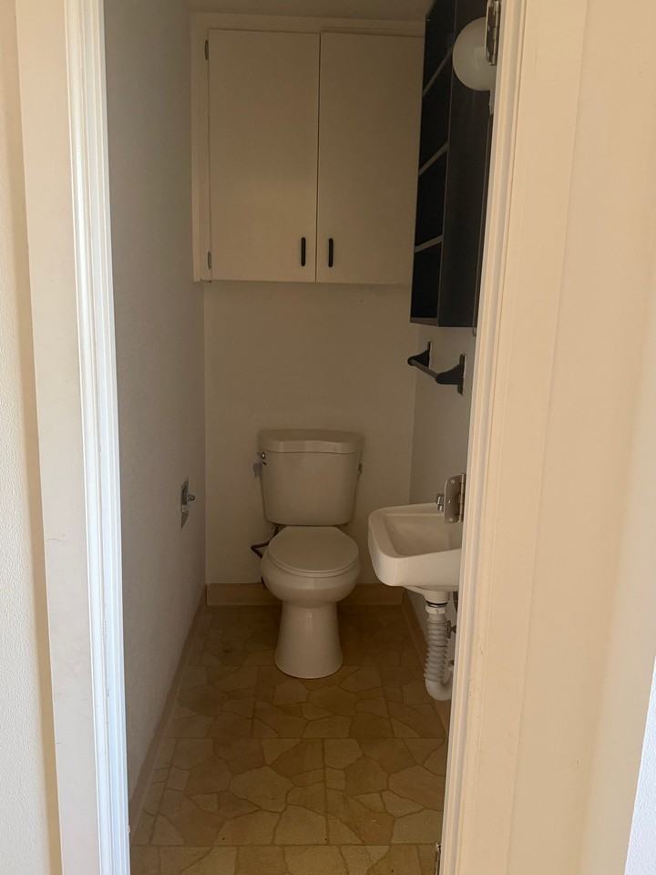 1801 Siskiyou Blvd - Photo 5 of 11