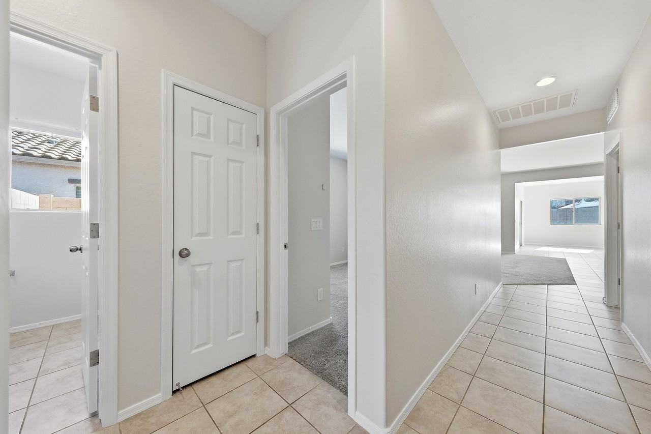 43721 W Acacia Ave - Photo 3 of 20
