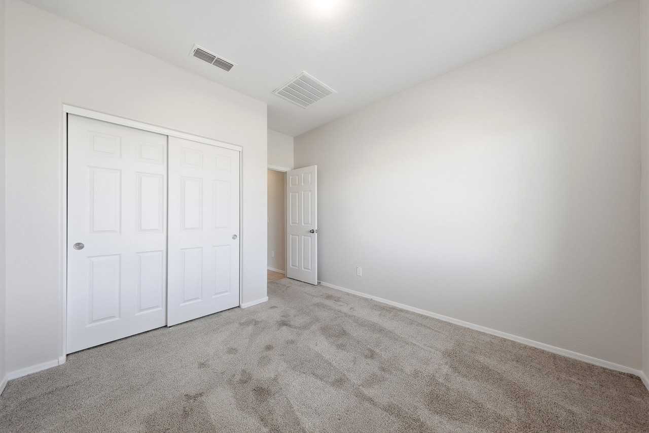 43721 W Acacia Ave - Photo 4 of 20