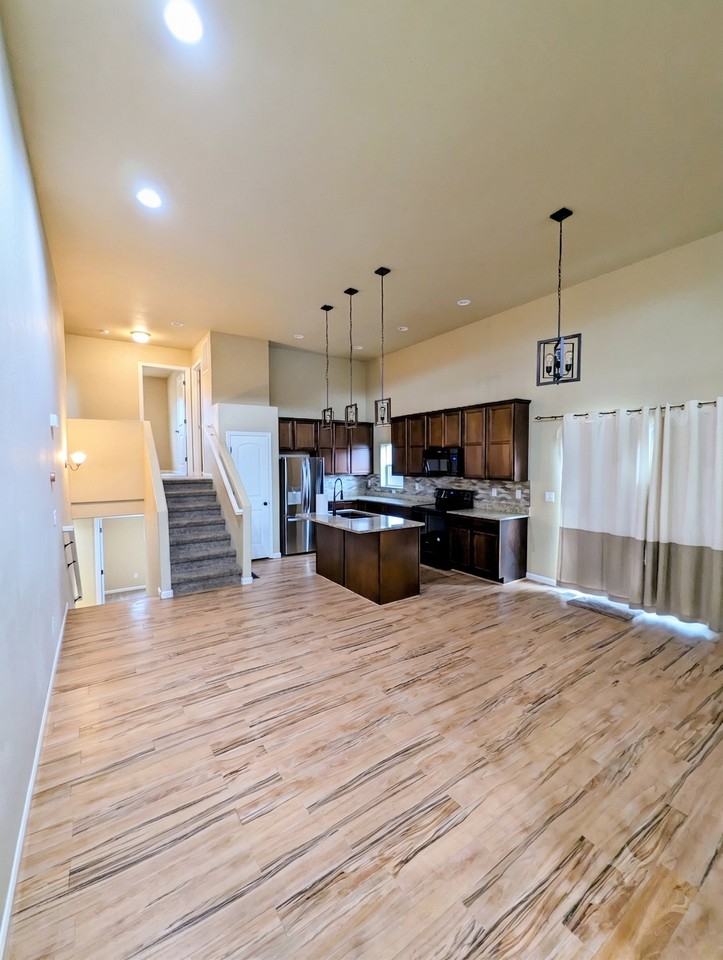 246 Primrose Dr - Photo 2 of 21