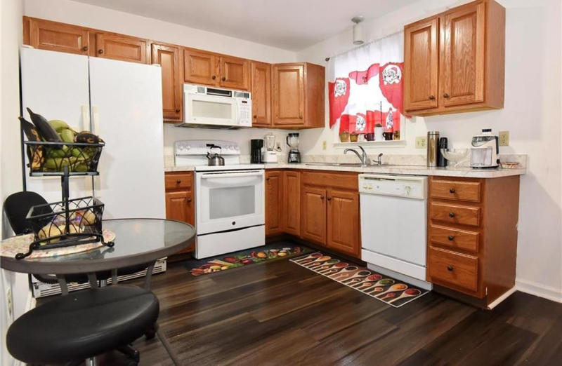 622 John St - Photo 4 of 11