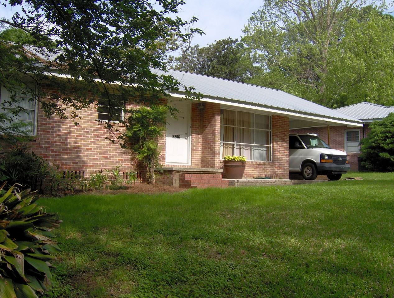 2256 Bardwell Dr - Photo 2 of 20