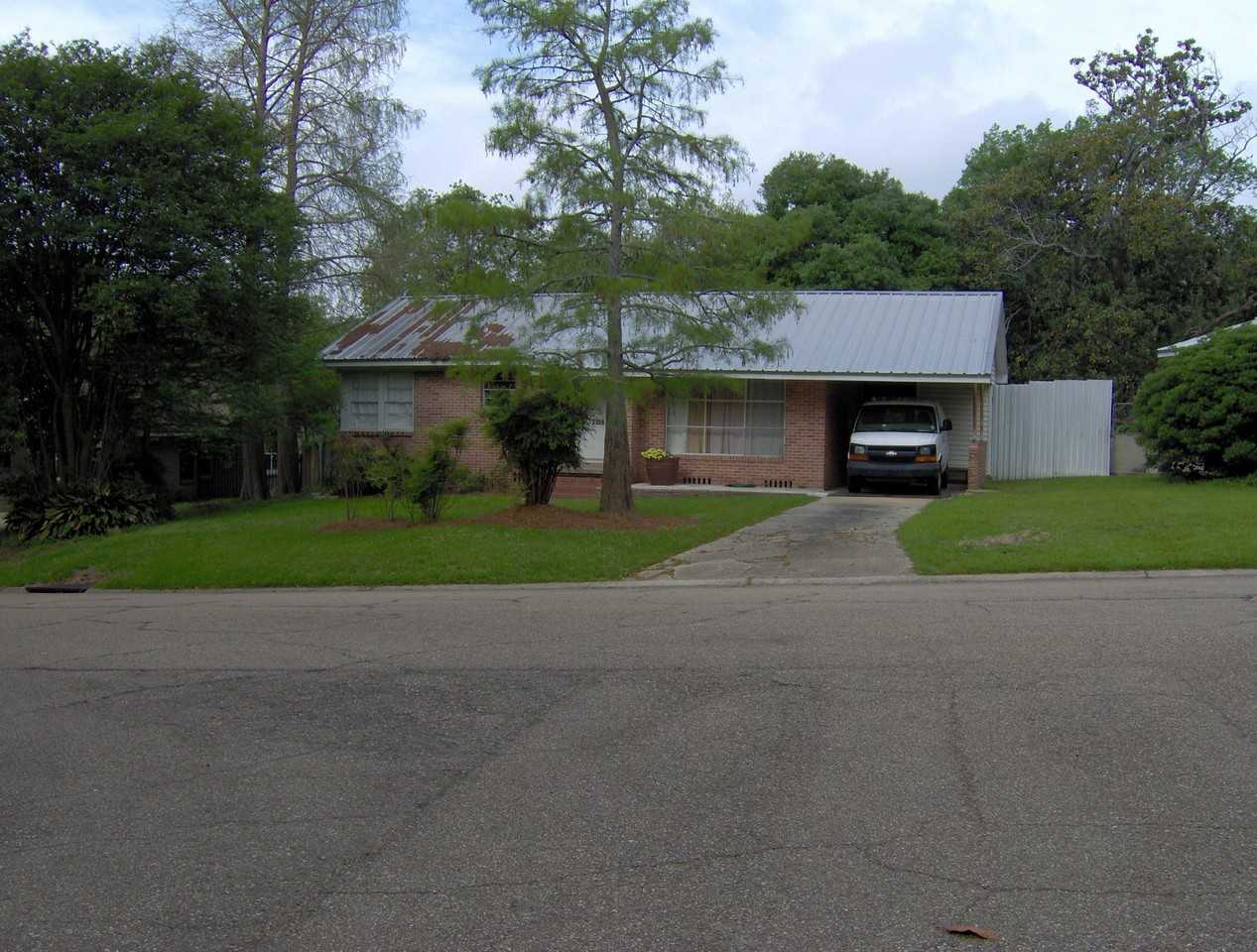 2256 Bardwell Dr - Photo 3 of 20