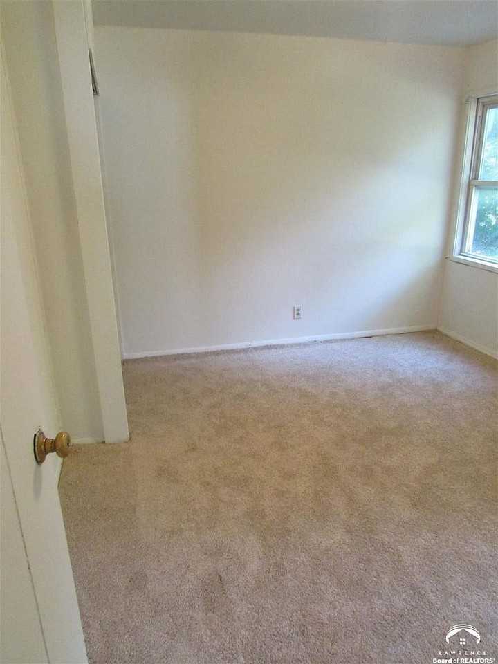 2516 Century Dr - Photo 4 of 6
