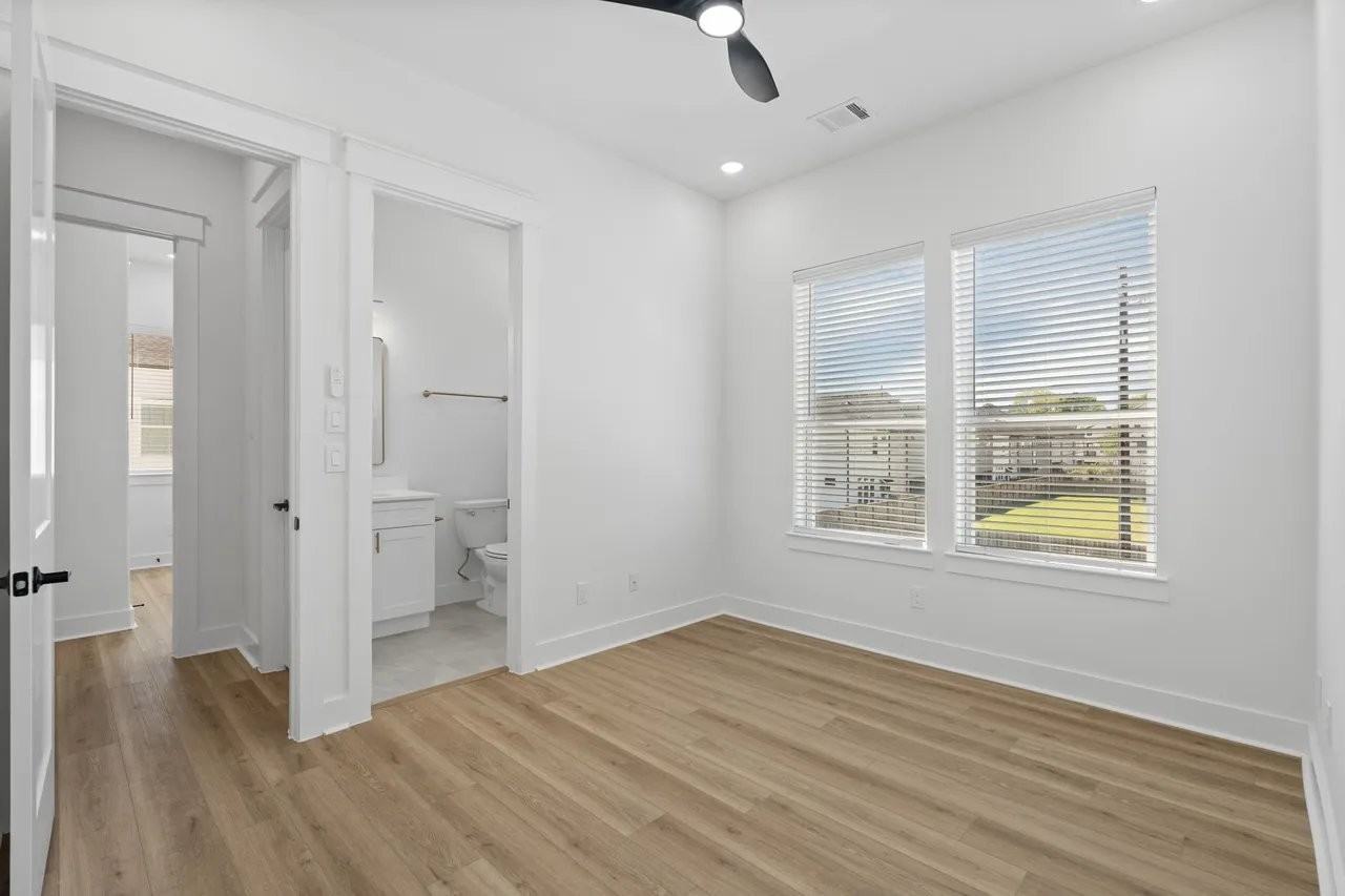 8905 Sunshine Laverne St - Photo 2 of 11