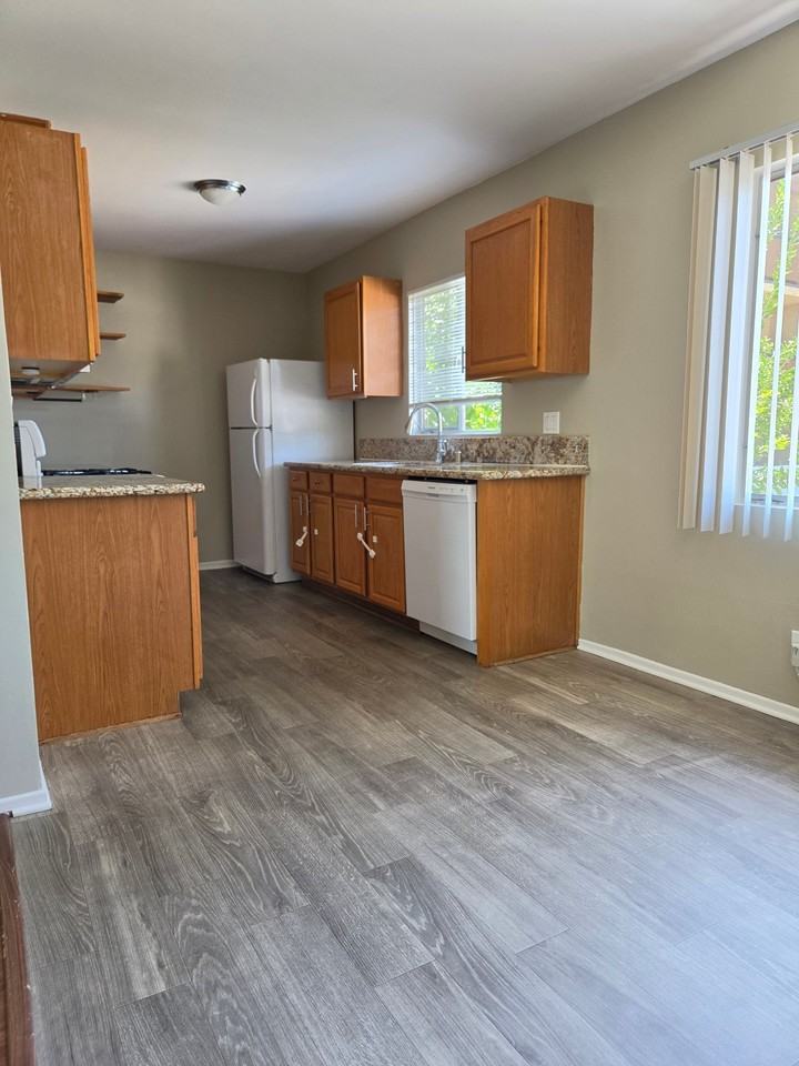 17620 Burbank Blvd #9 - Photo 3 of 17