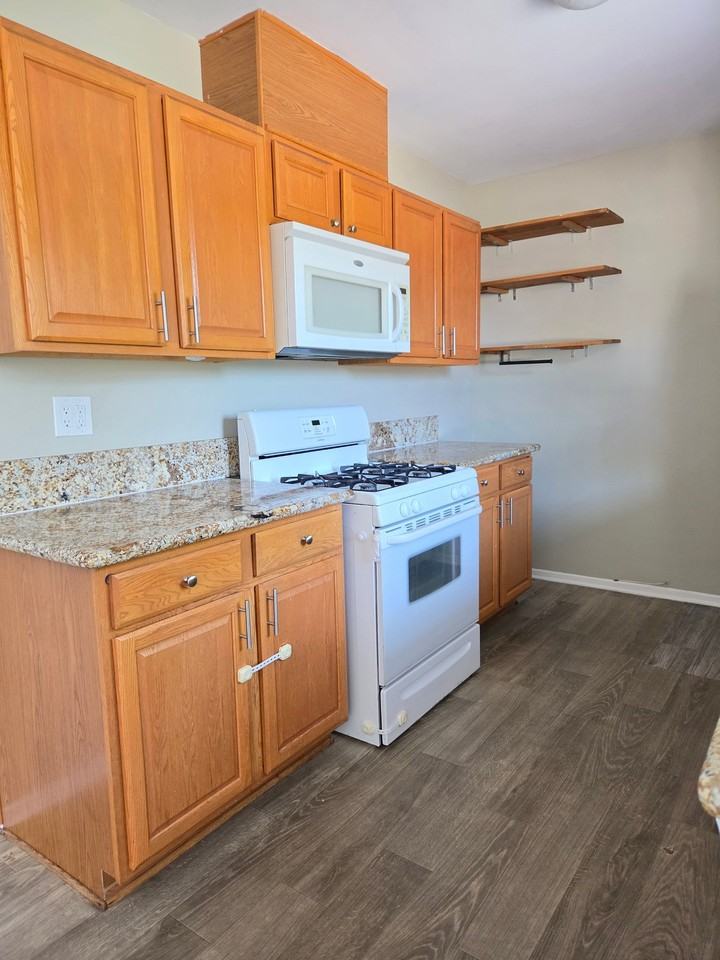 17620 Burbank Blvd #9 - Photo 4 of 17