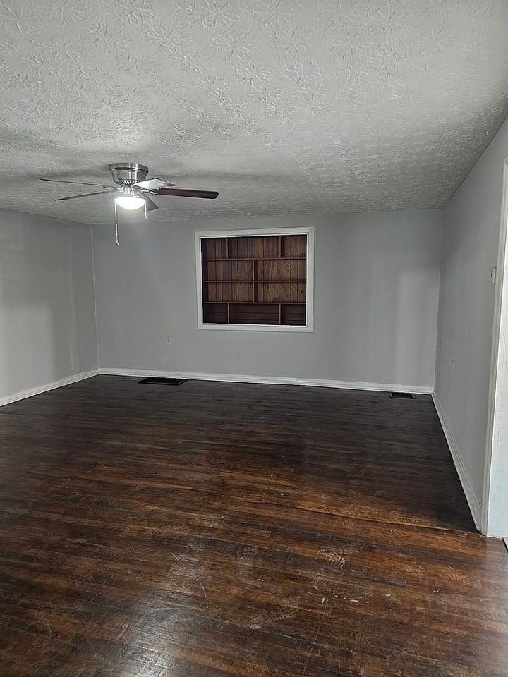 155 Midway Dr #B - Photo 3 of 7