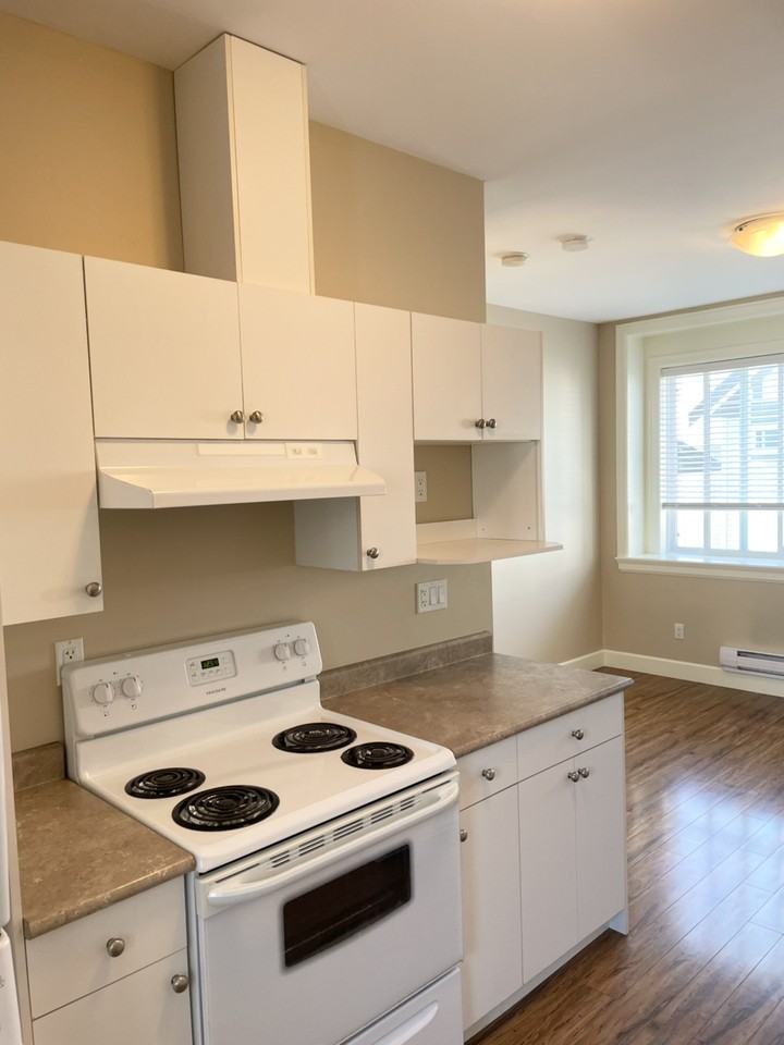 6815 196 St - Photo 3 of 13