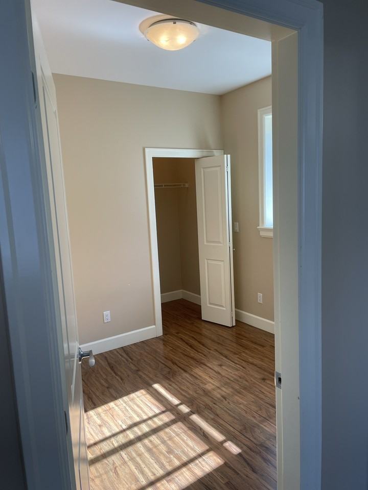 6815 196 St - Photo 7 of 13