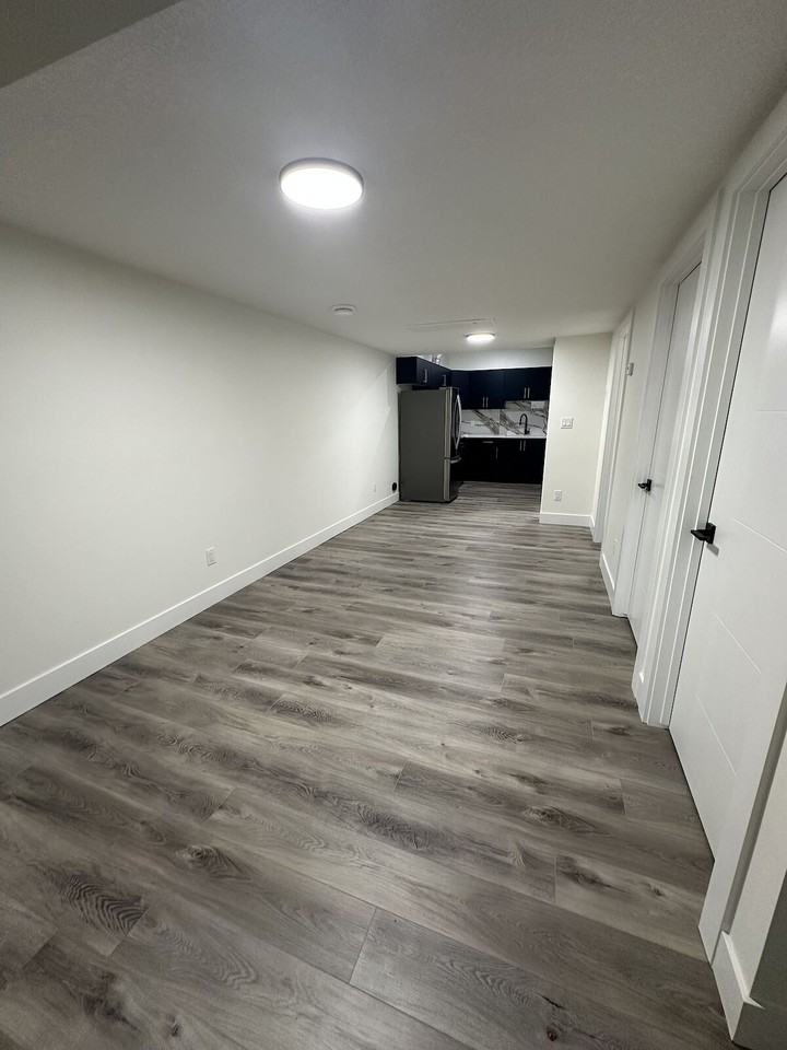 4385 37 St - Photo 2 of 15