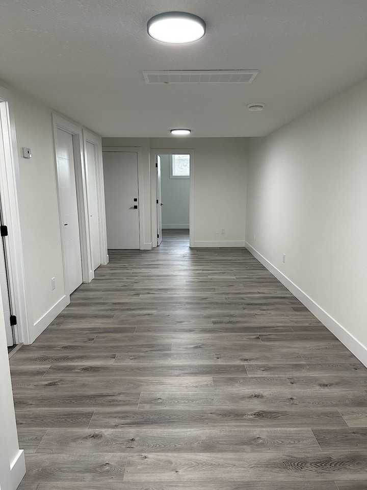 4385 37 St - Photo 3 of 15