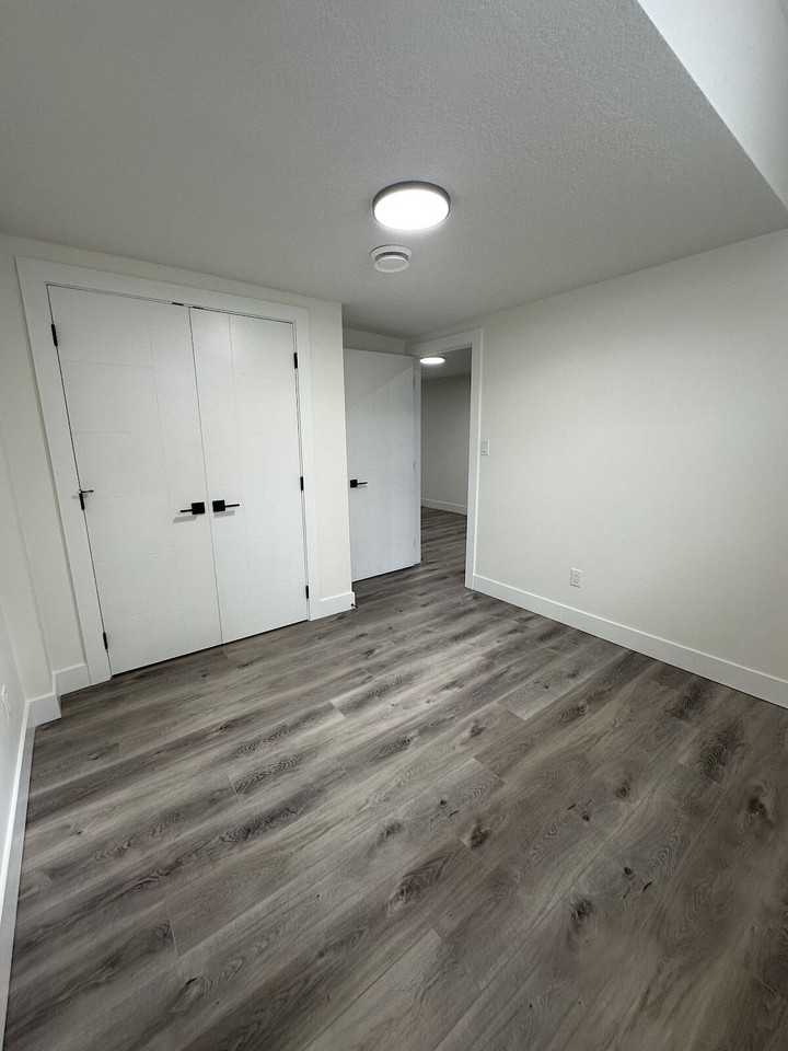 4385 37 St - Photo 4 of 15