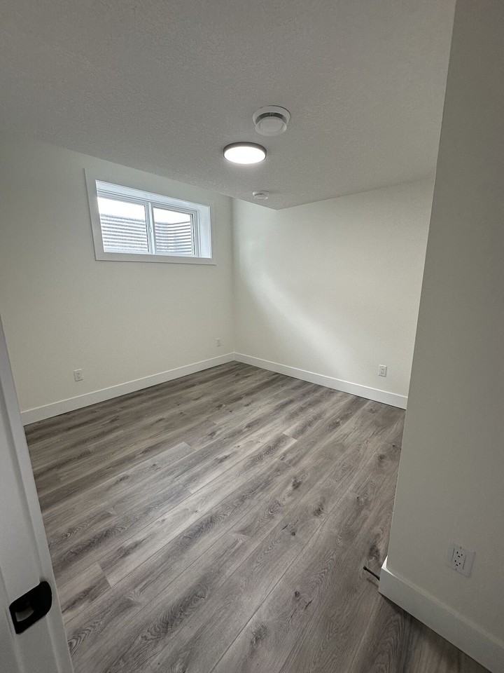 4385 37 St - Photo 5 of 15