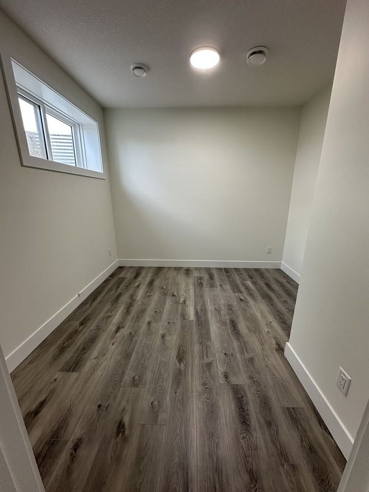 4385 37 St - Photo 7 of 15