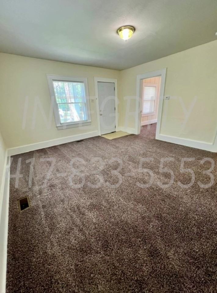 2326 N Franklin Ave #NA - Photo 2 of 8