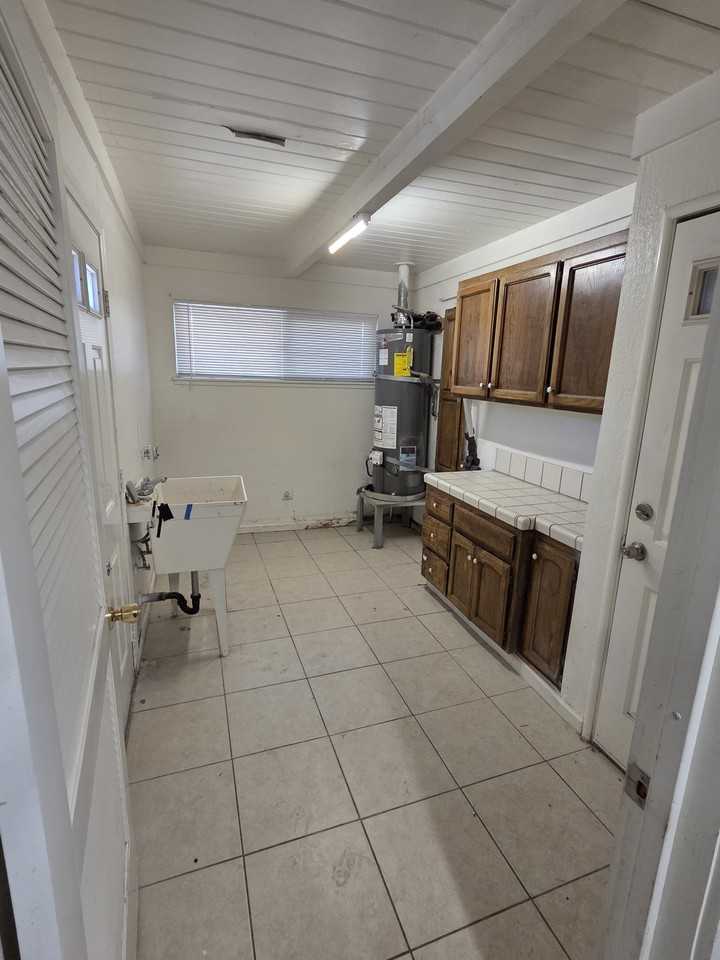 332 W 7th St - Photo 3 of 5