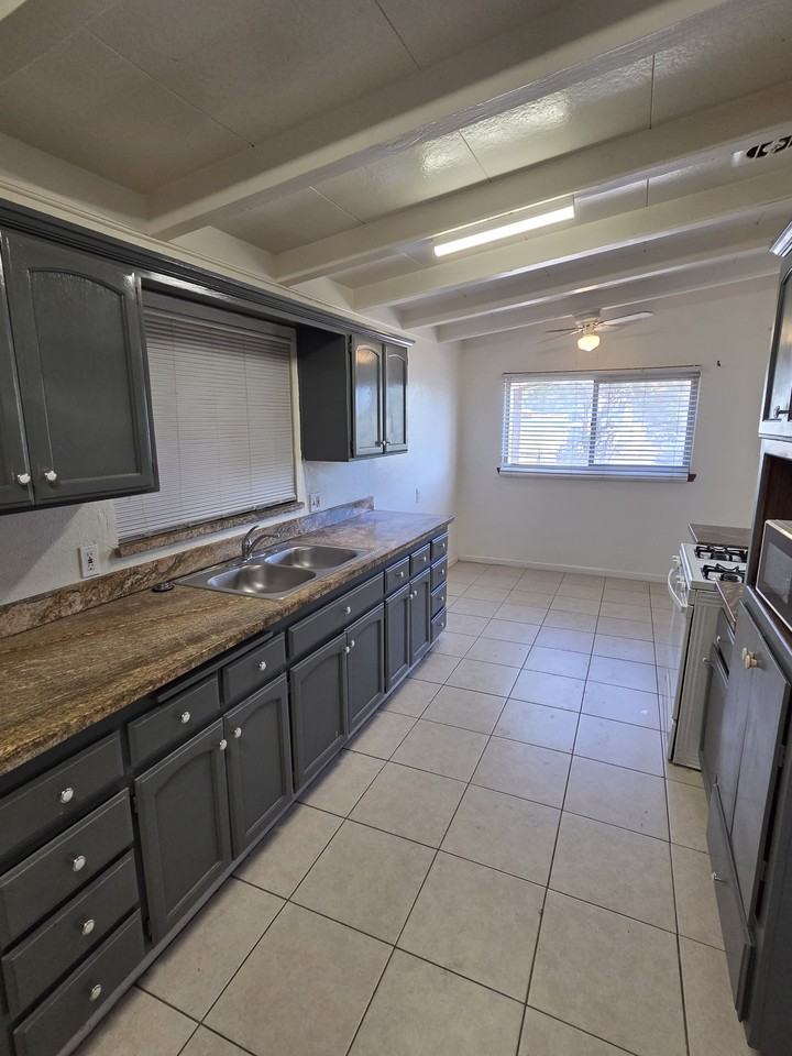 332 W 7th St - Photo 4 of 5
