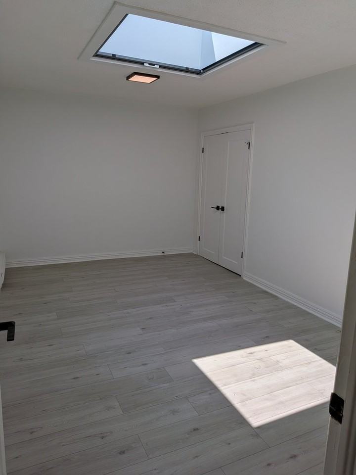 1332 Lakeshore Rd W - Photo 6 of 15