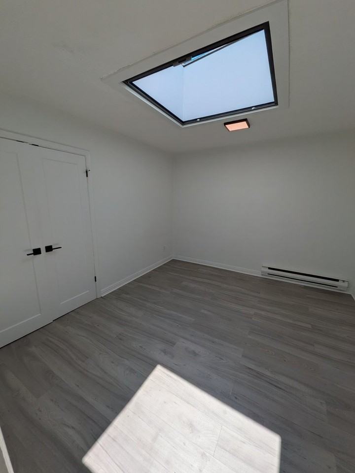 1332 Lakeshore Rd W - Photo 7 of 15