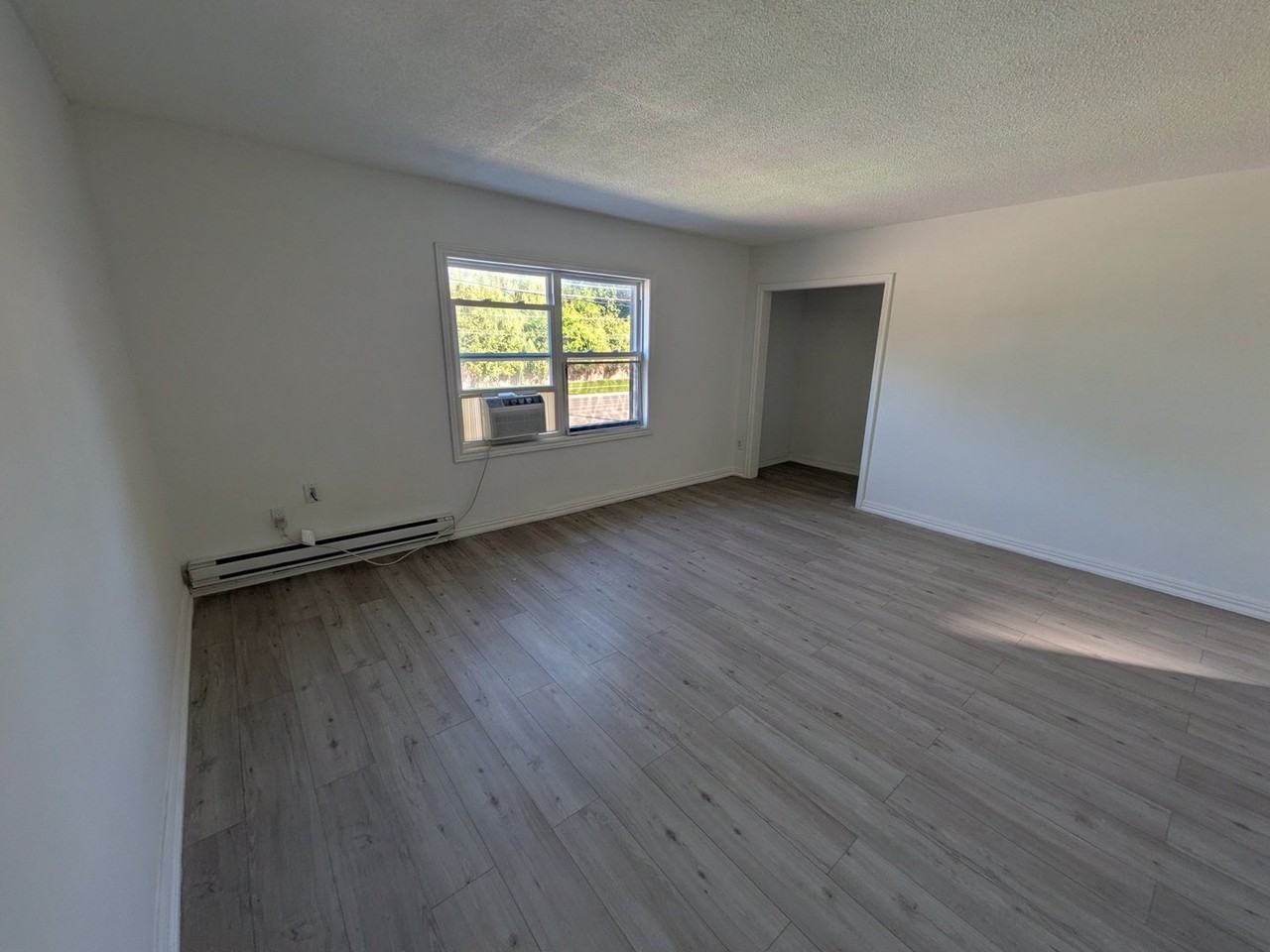 1332 Lakeshore Rd W - Photo 4 of 15