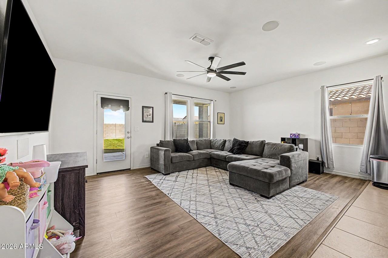 4907 N 192nd Ln - Photo 7 of 35
