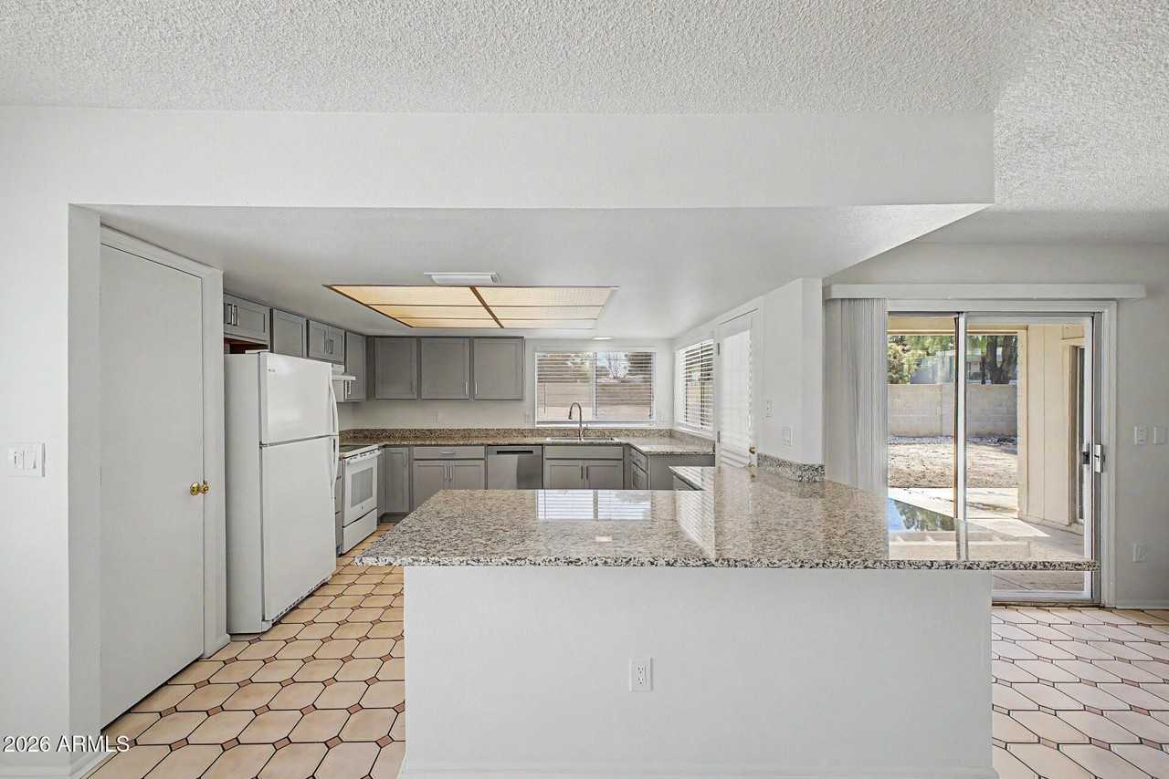 17213 N 35th Dr - Photo 7 of 36