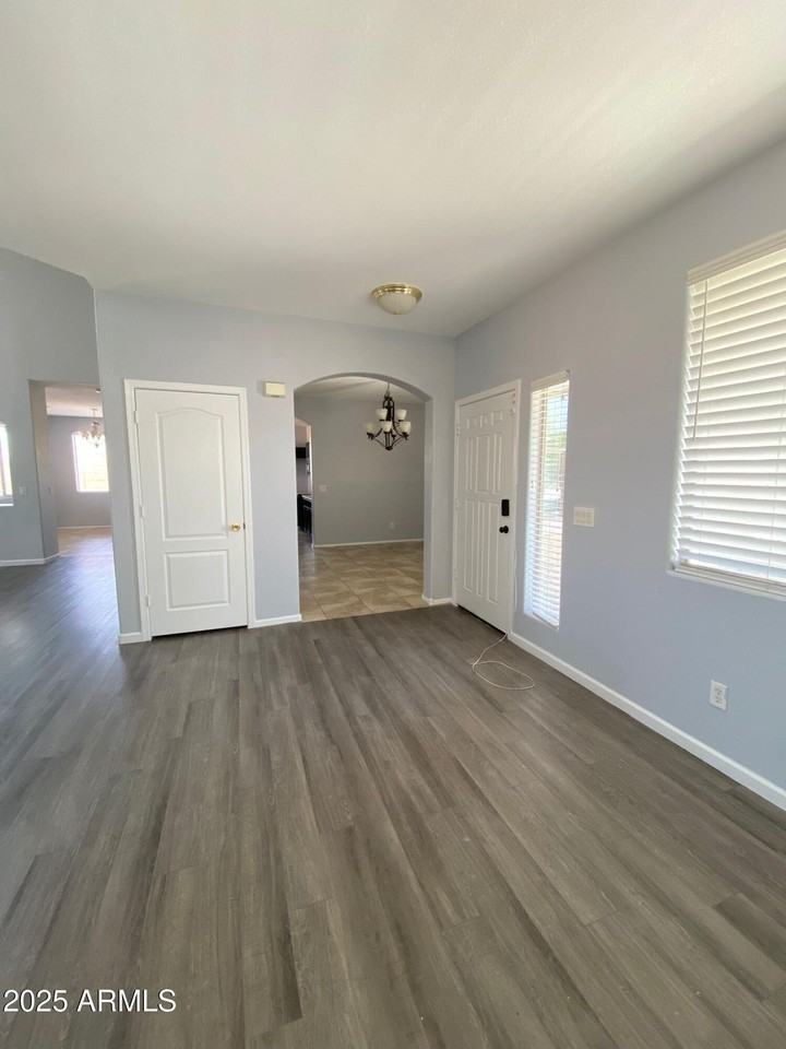 8402 S 48th Ln - Photo 7 of 12
